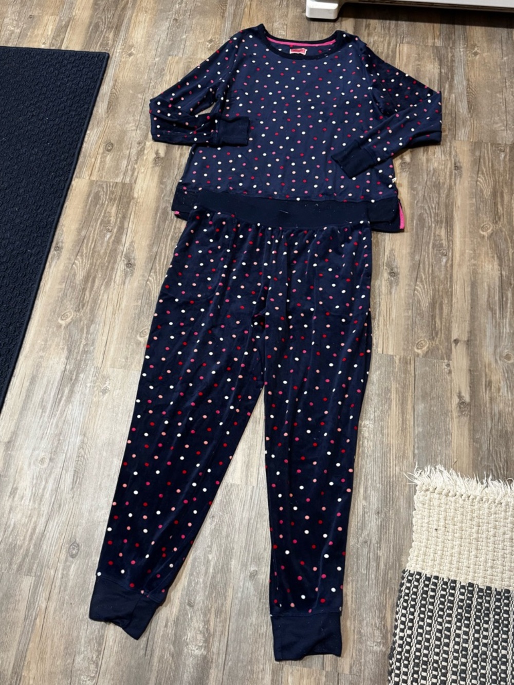 Very good condition. PJ set